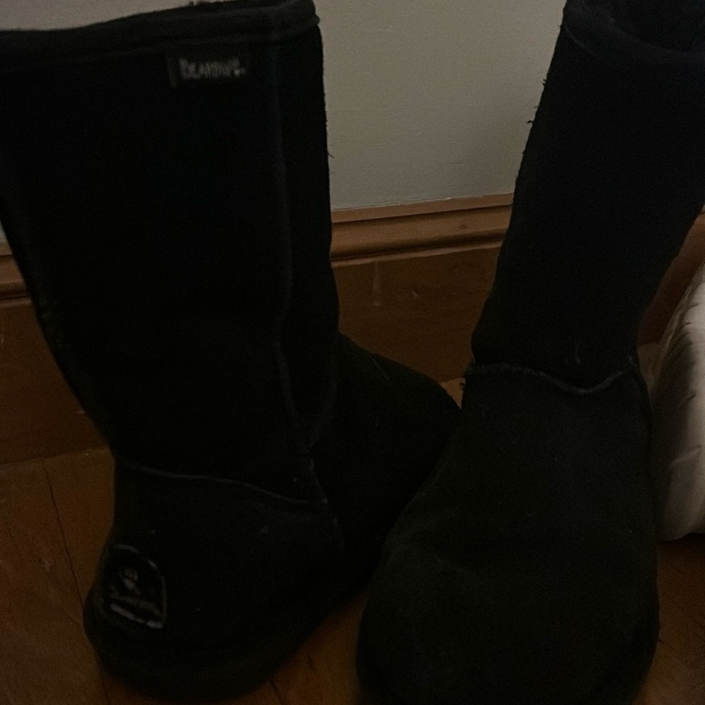 mid bearpaw black boots, good condition, size 7 women’s